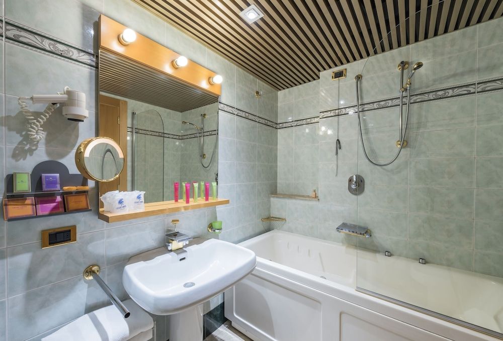 Caesar's Hotel Classic Triple Room 6