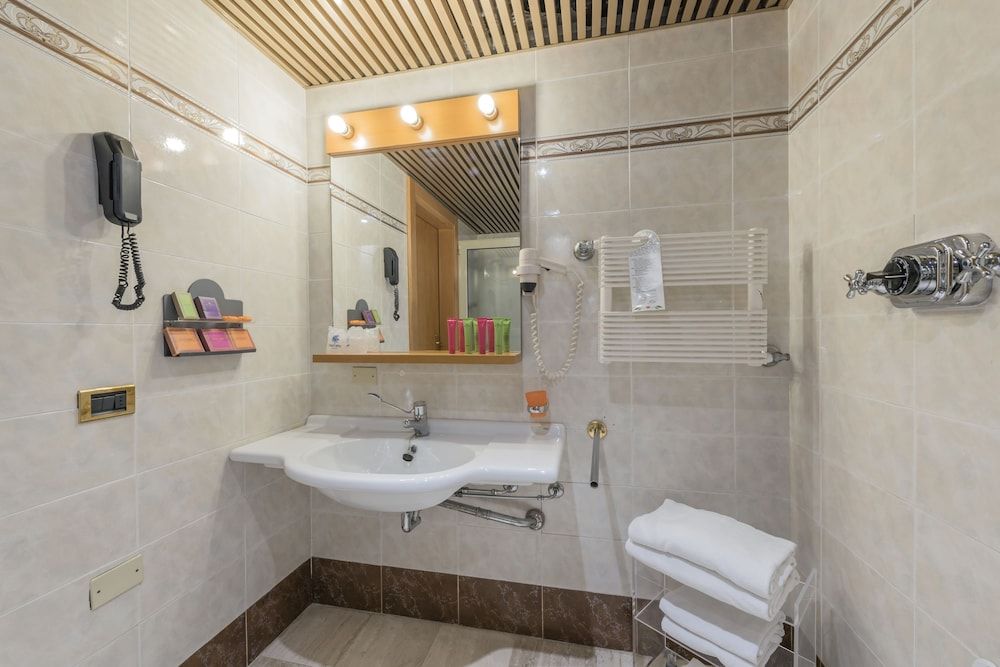 Caesar's Hotel Classic Triple Room 5