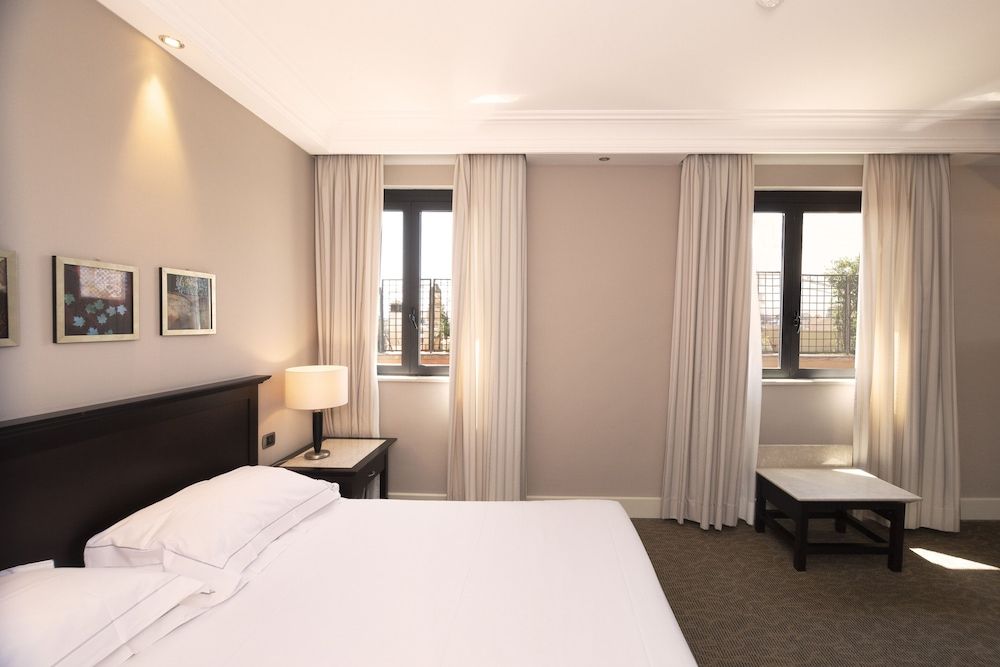 Regina Margherita Hotel Deluxe Room 2