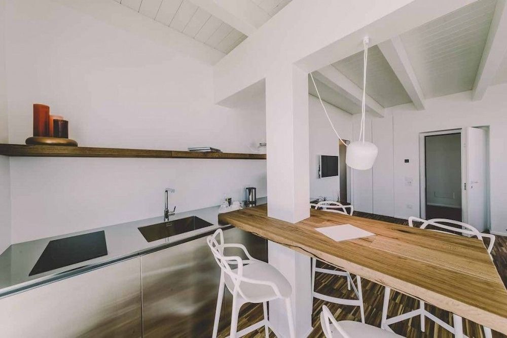 Suite 10 Suite, 1 Bedroom, Balcony 11