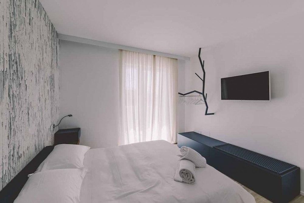 Suite 10 Suite, 1 Bedroom, Balcony 5