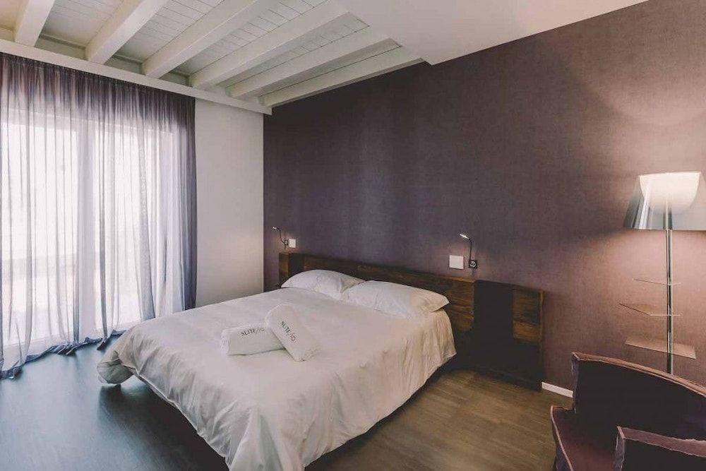 Suite 10 Suite, 1 Bedroom, Balcony 7