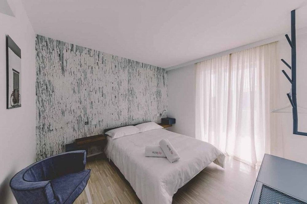 Suite 10 Suite, 1 Bedroom, Balcony 4