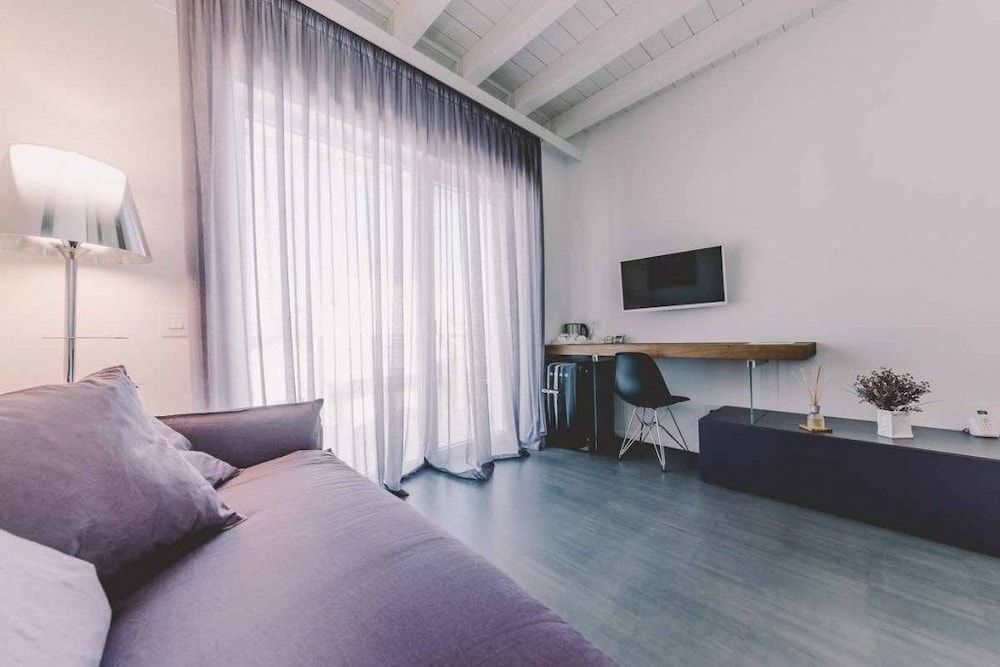 Suite 10 Suite, 1 Bedroom, Balcony 14