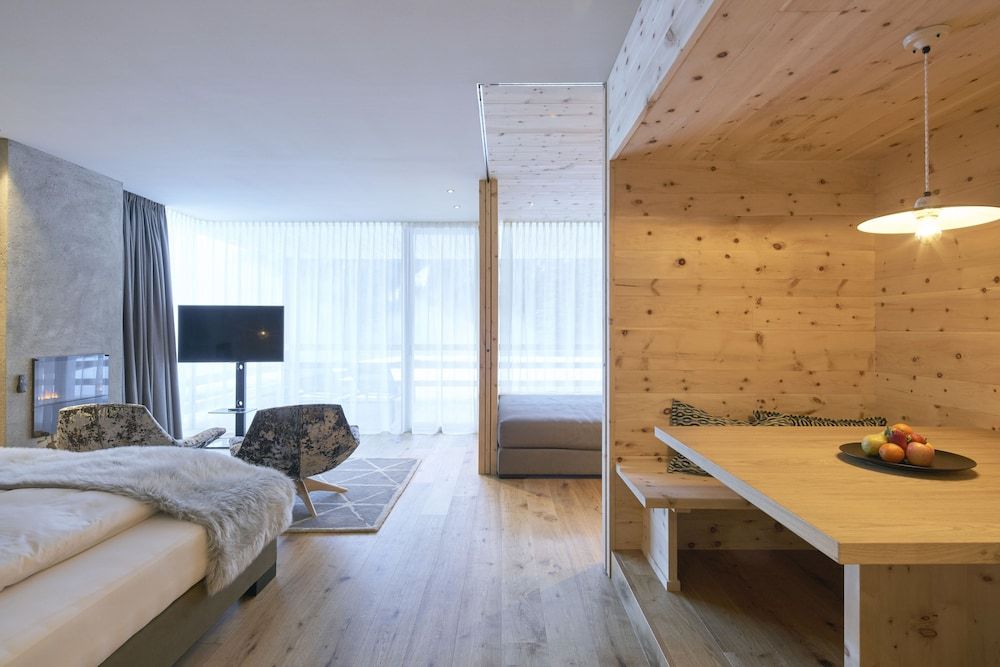 Hotel Cristallo Luxury Suite, Poolside 3