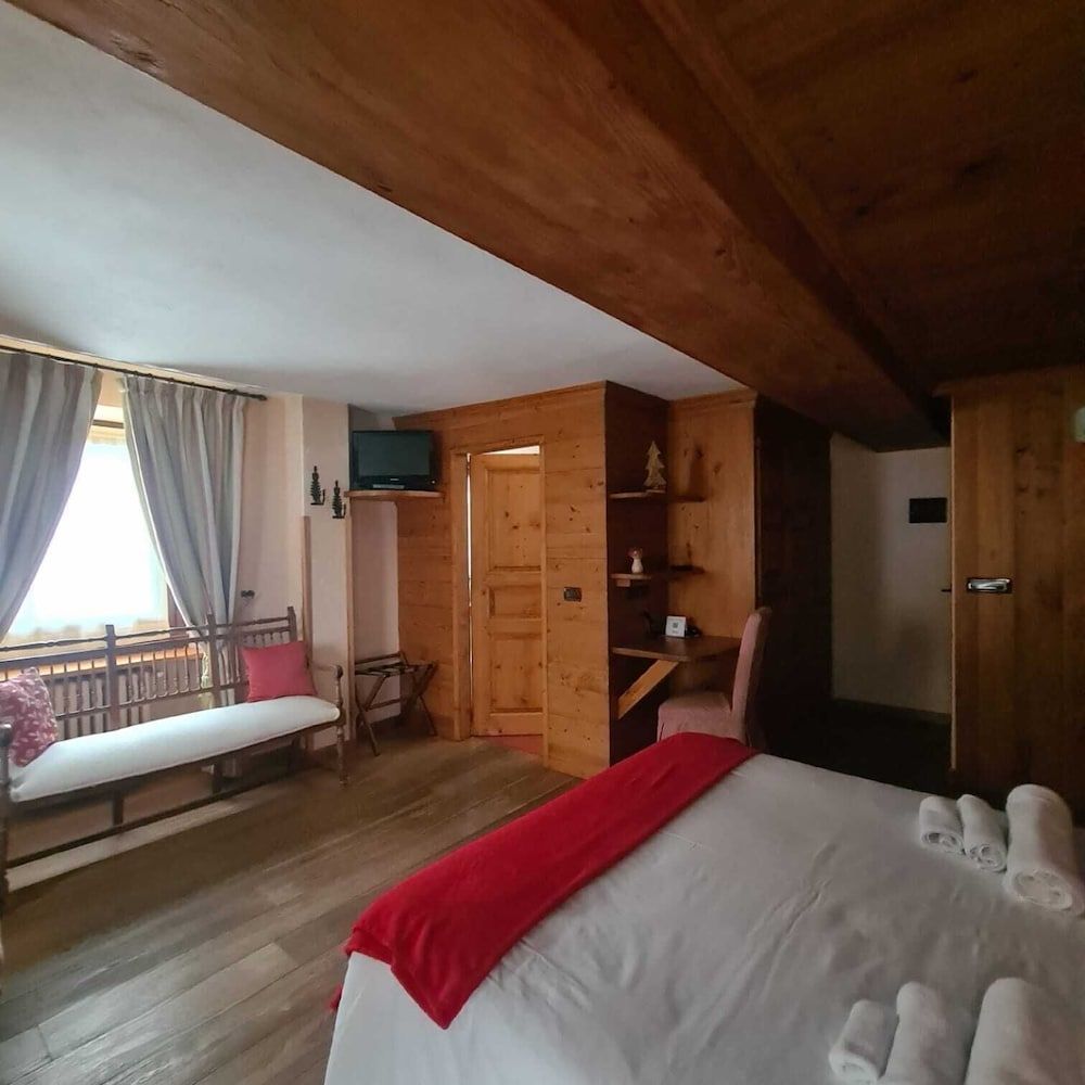 Junior Double Room, 1 Double Bed, Mountain View, Garden Area
