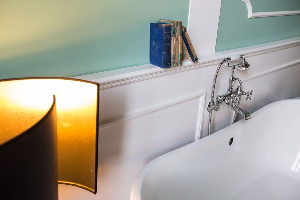 Deep Soaking Bathtub