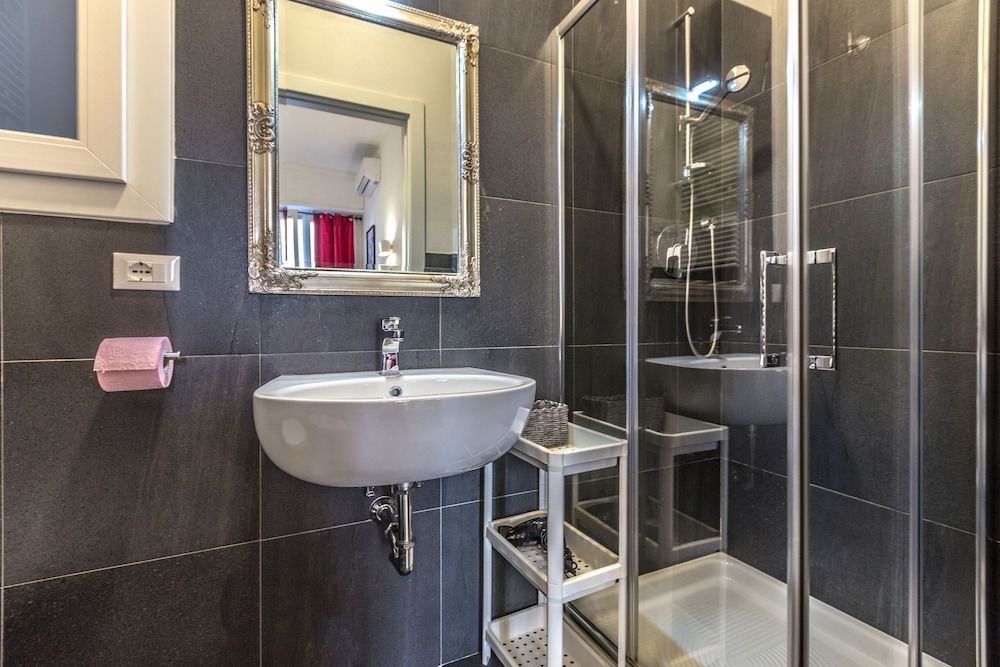 Central City Inn Deluxe Room, 1 Queen Bed 9