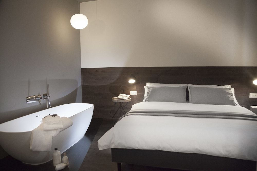 Romantic Double Room, Bathtub
