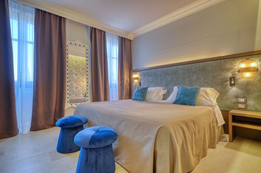 Deluxe Suite, 1 King Bed with Sofa bed