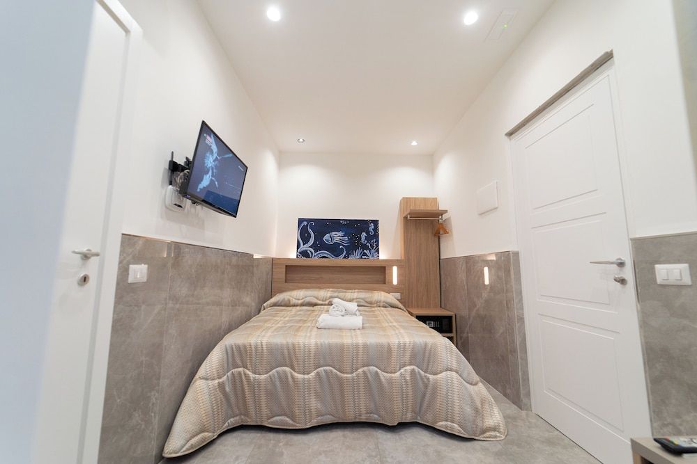 B&B Le 4 Stagioni Dante's Suites Superior Double Room, Annex Building (Vico Giardinetto) 8