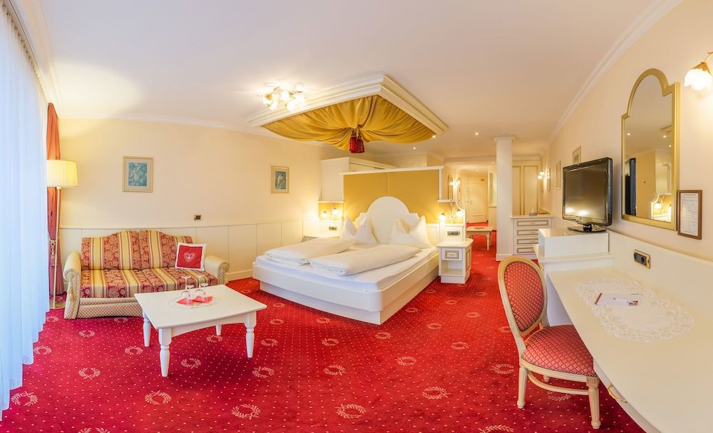 Luxury Suite, 1 Bedroom, Balcony, Mountain View