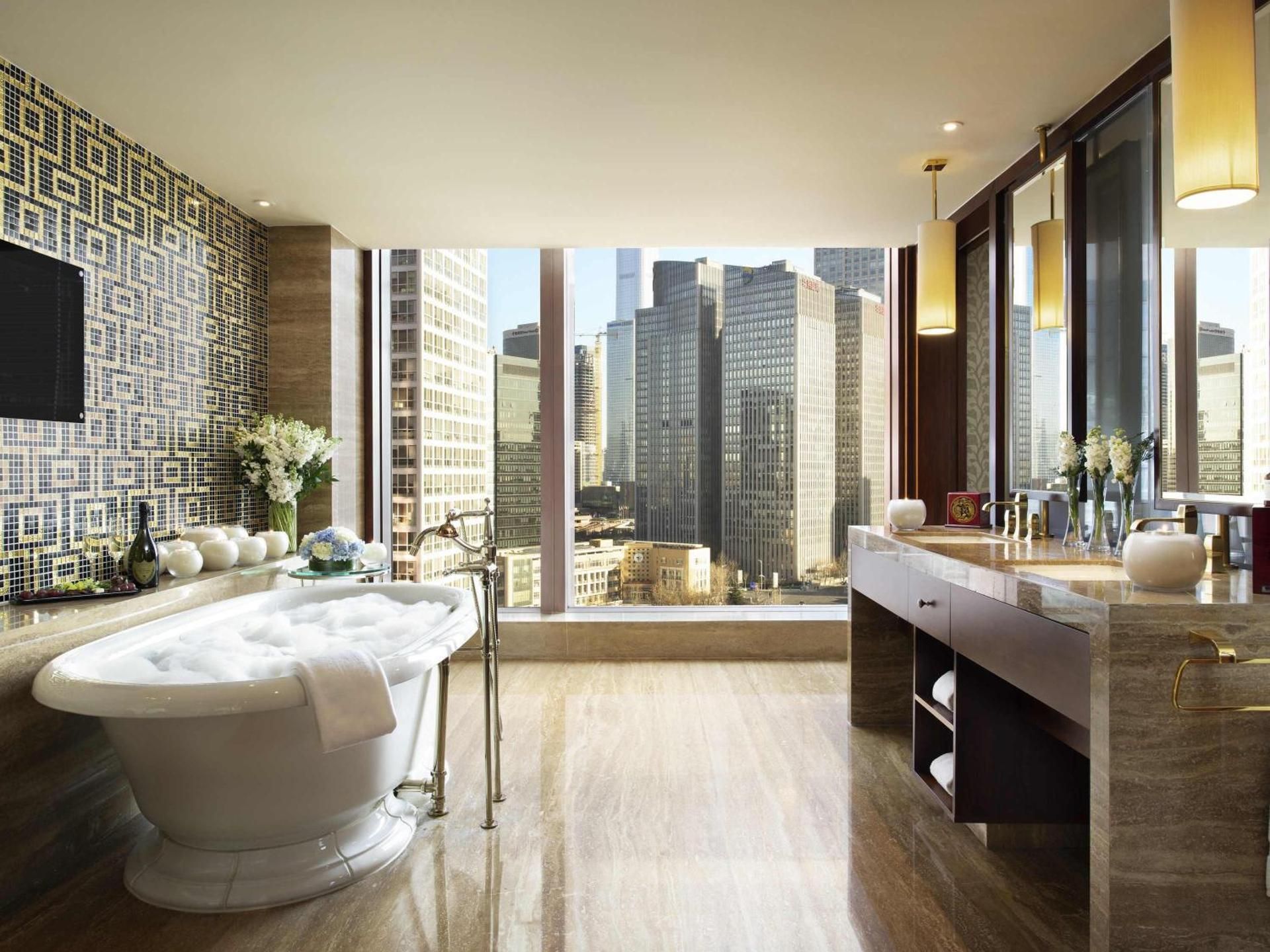 Signature Hollywood Twin Suite with Fairmont Gold Lounge Access