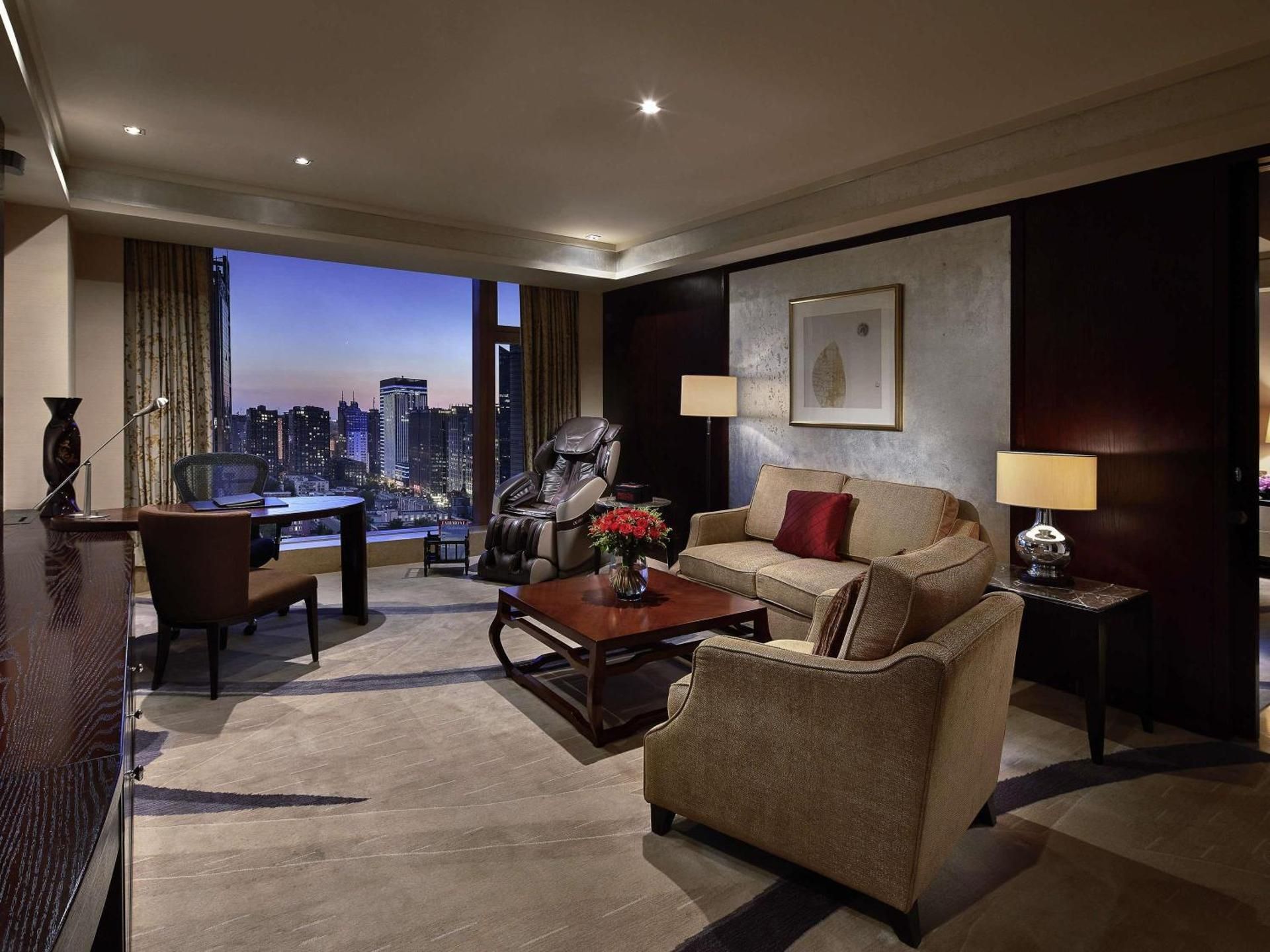 Signature Hollywood Twin Suite with Fairmont Gold Lounge Access