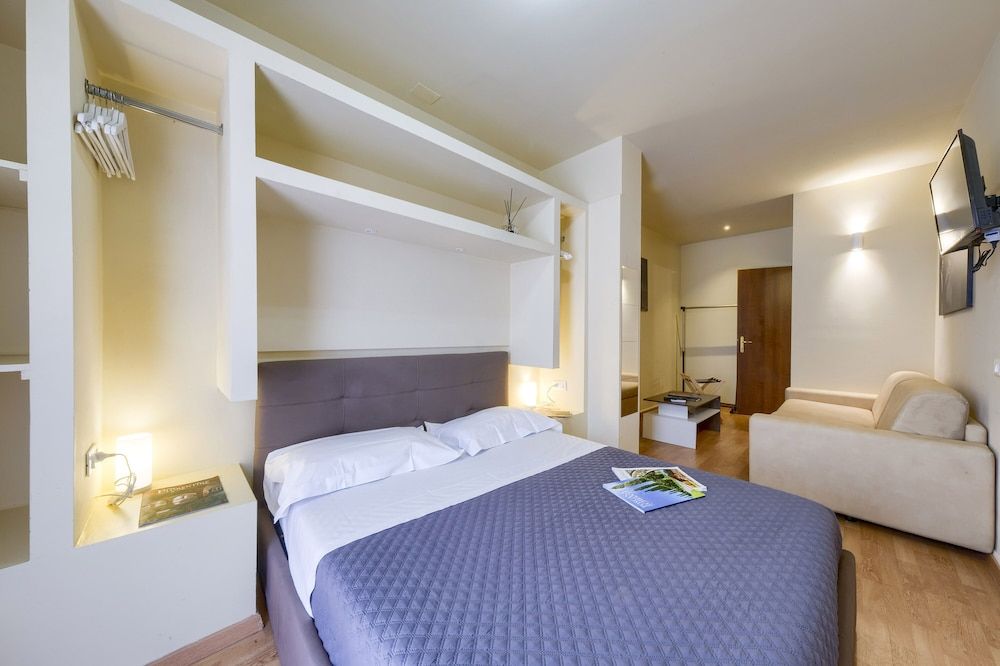 Queen Room with Balcony and External Private Bathroom