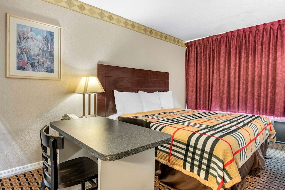 Standard Room, 1 King Bed, Smoking