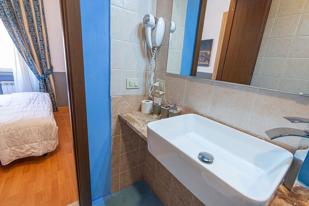 B&B A Picture of Rome Deluxe Suite, 2 Bedrooms, 2 Bathrooms, City View 8