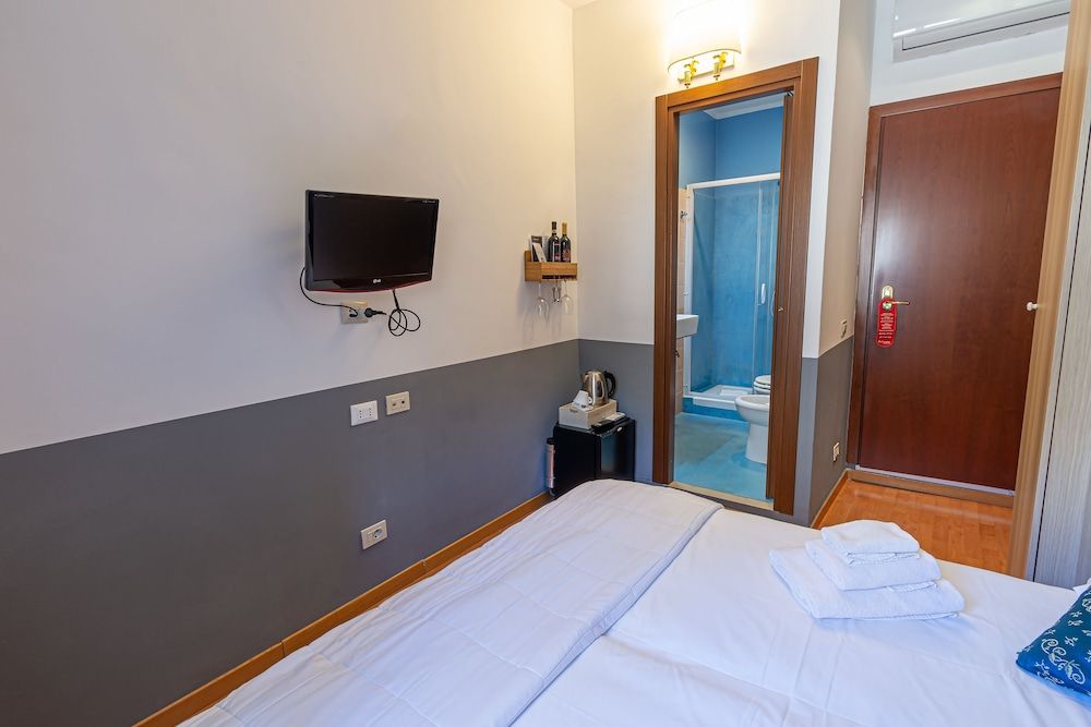 B&B A Picture of Rome Deluxe Suite, 2 Bedrooms, 2 Bathrooms, City View 3