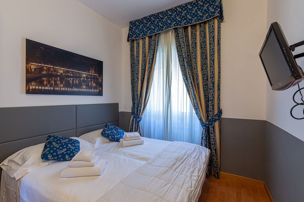 B&B A Picture of Rome Deluxe Suite, 2 Bedrooms, 2 Bathrooms, City View 4