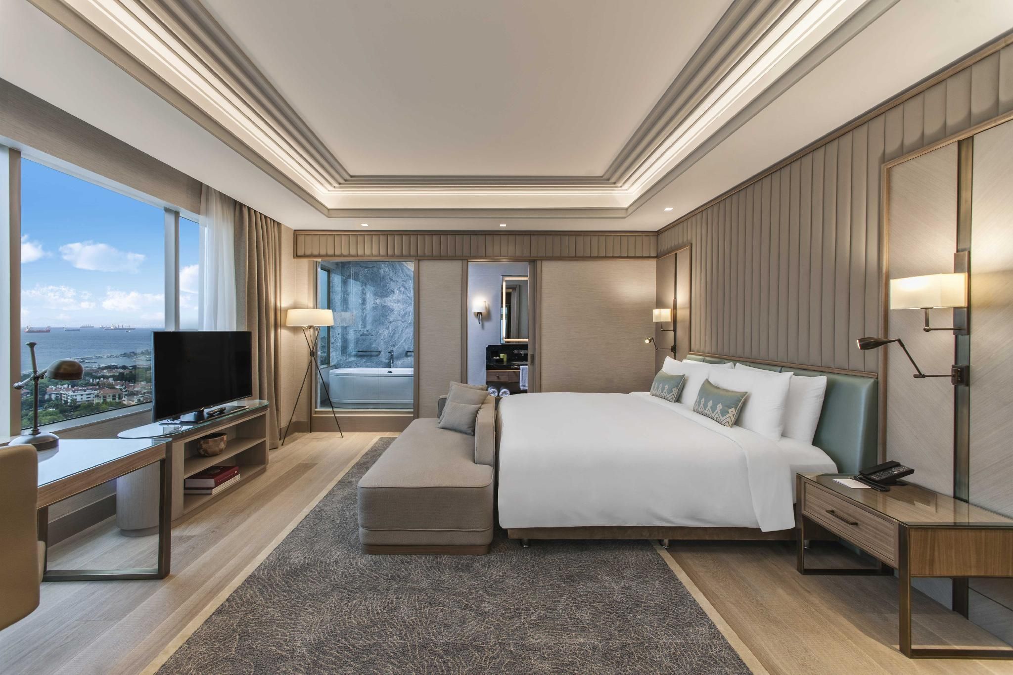Marmara Suite, Club lounge access, 1 Bedroom Suite, 1 King, City view, Partial sea view