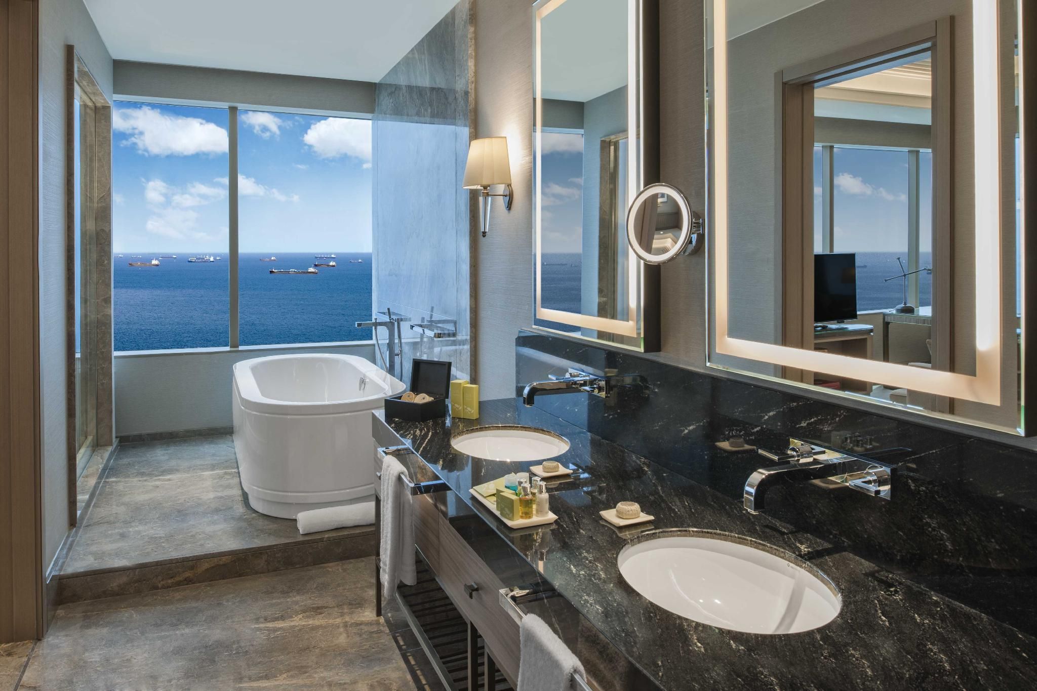 Marmara Suite, Club lounge access, 1 Bedroom Suite, 1 King, City view, Partial sea view