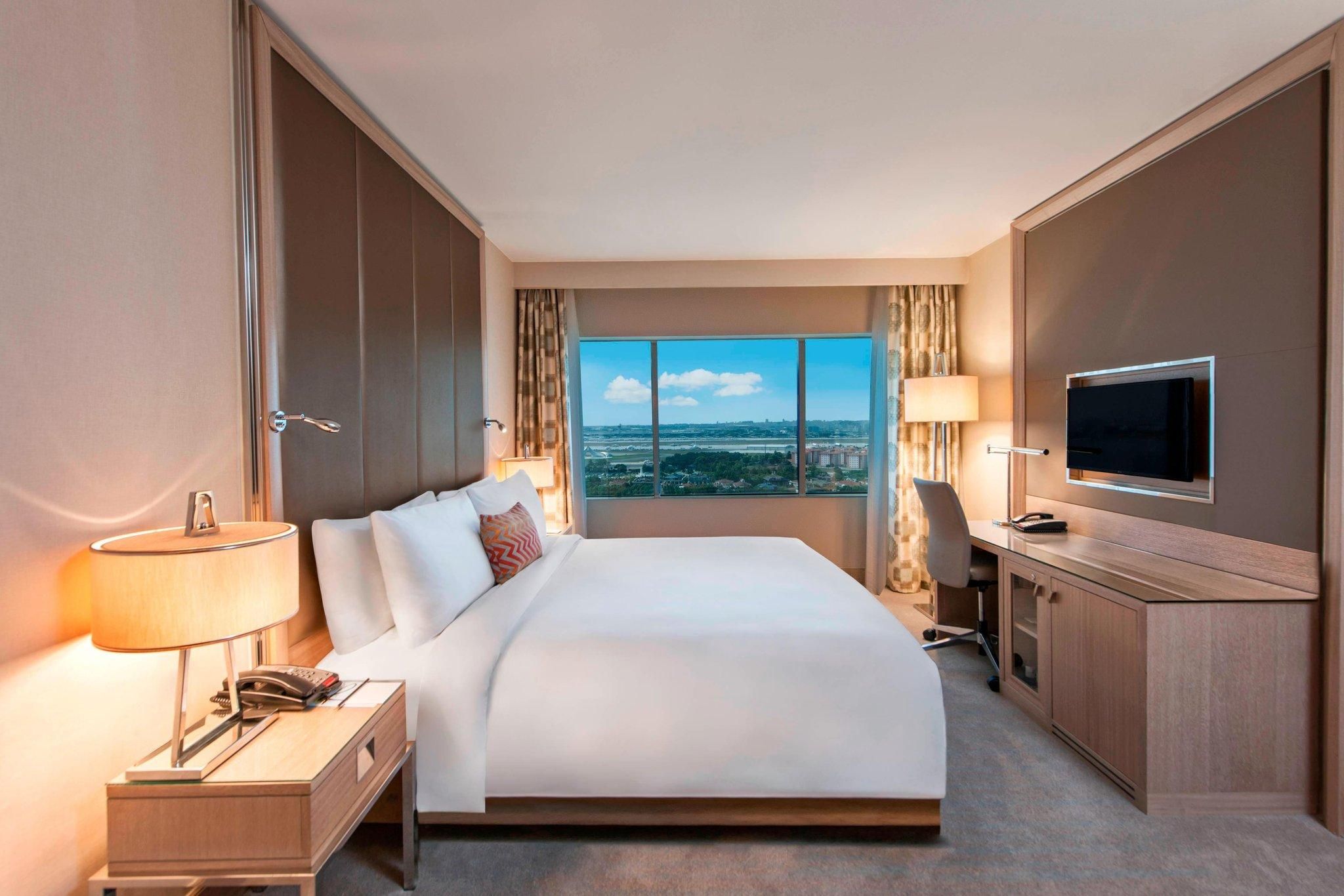 Club Sea 1 King Bed, Club lounge access, Guest room, 1 King, City view