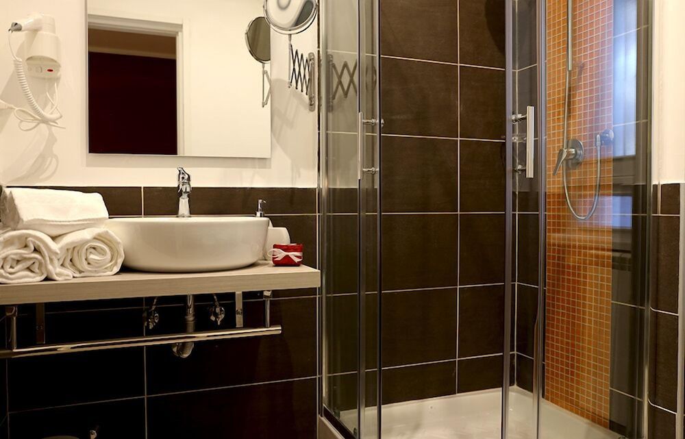 Le Coq Suites Luxury Suite, Jetted Tub 5