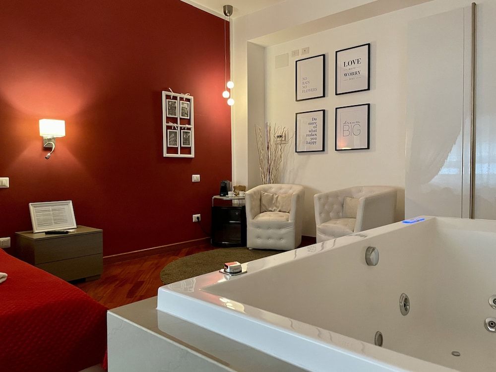 Le Coq Suites Luxury Suite, Jetted Tub 12