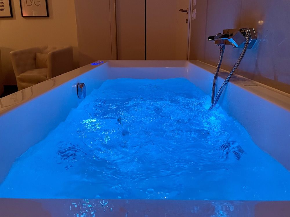 Le Coq Suites Luxury Suite, Jetted Tub 9