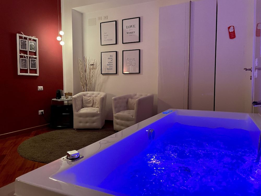Le Coq Suites Luxury Suite, Jetted Tub 11