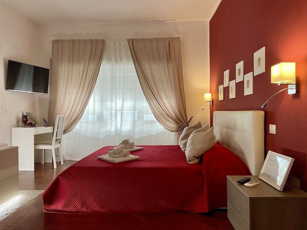 Le Coq Suites Luxury Suite, Jetted Tub 3