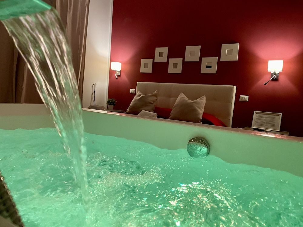 Le Coq Suites Luxury Suite, Jetted Tub 8