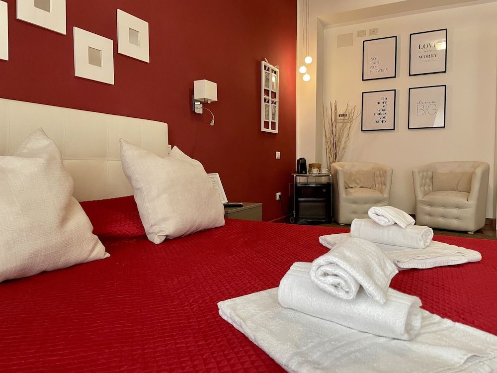 Le Coq Suites Luxury Suite, Jetted Tub 4