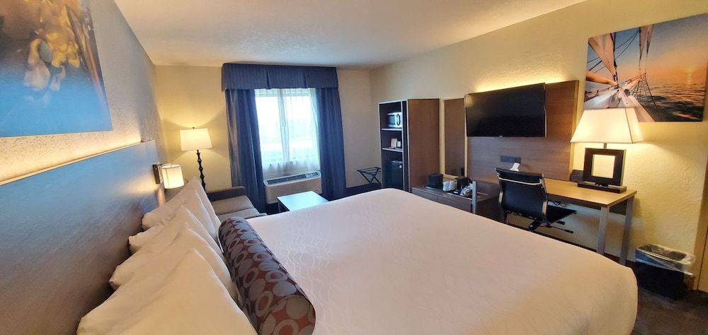 Best Western Plus Hollywood/Aventura Standard Room, 1 King Bed, Accessible, Non Smoking 3