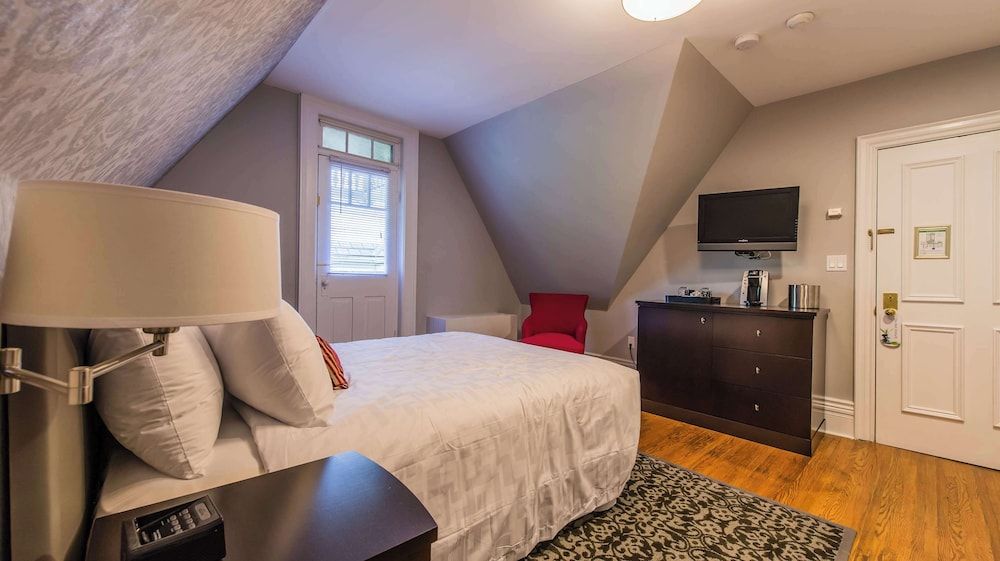 Standard Room, 1 Queen Bed, Balcony, Courtyard Area