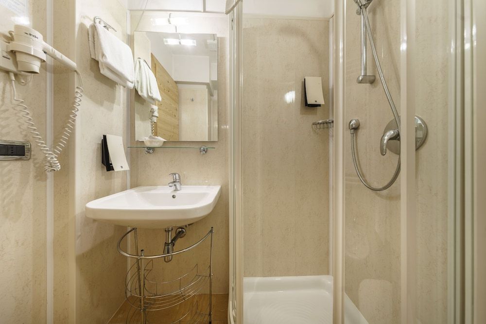 Hotel Olimpia Economy Twin Room 3