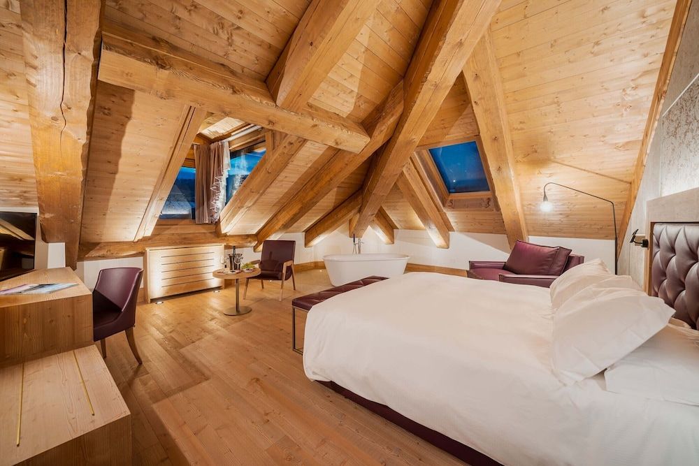 Romantic Suite, Bathtub, Mountain View