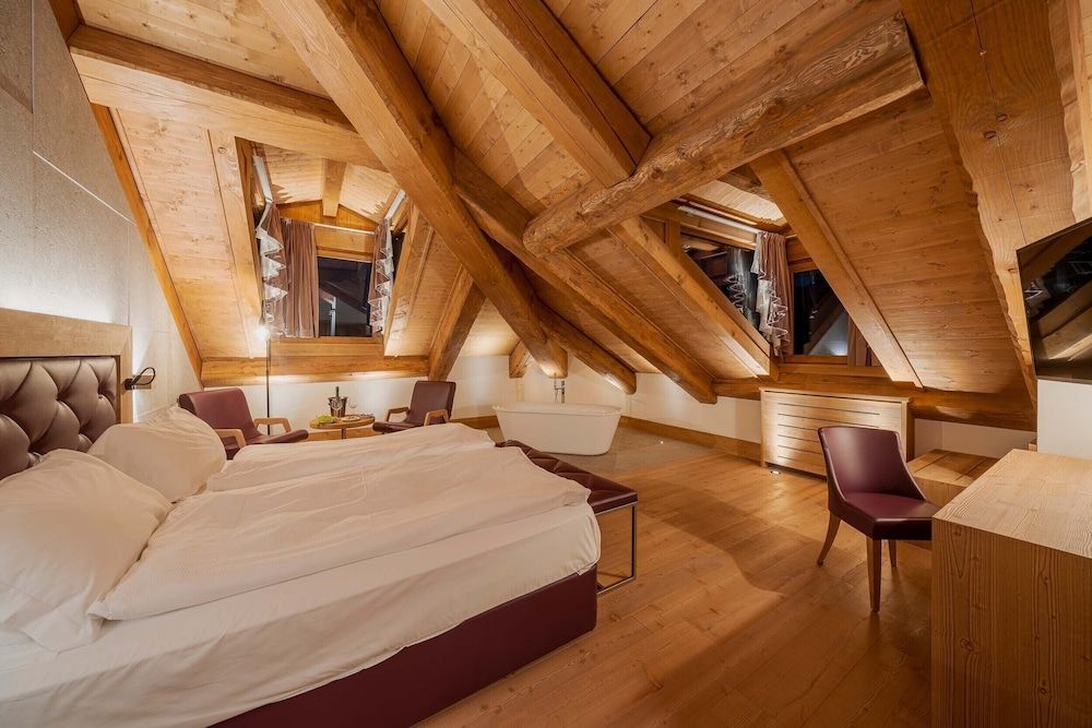 Romantic Suite, Bathtub, Mountain View