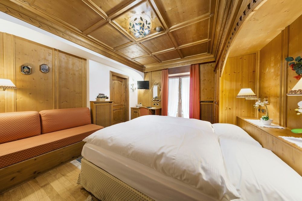 Columbia Comfort Double Room, Balcony, Mountain View 2