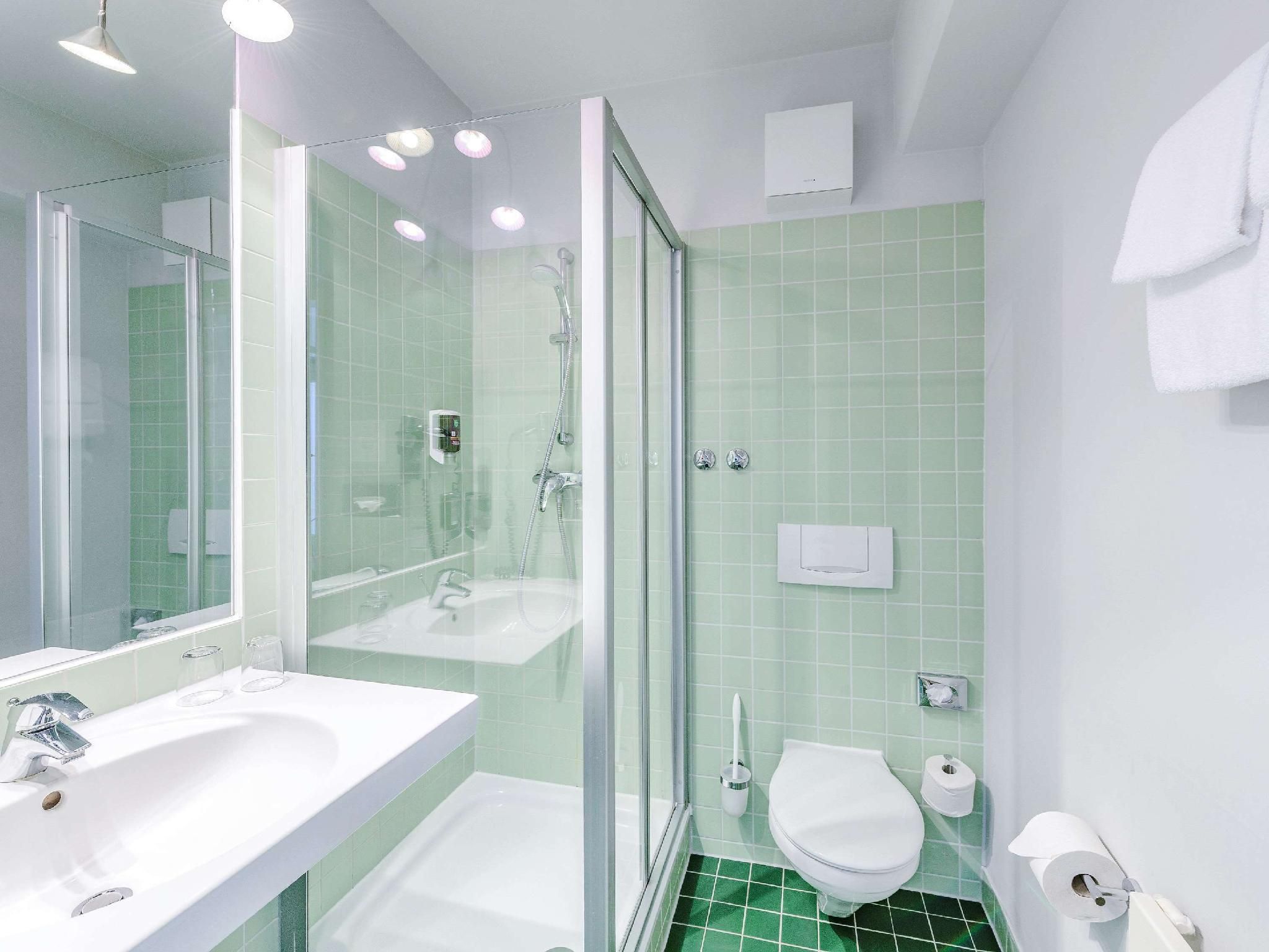 ibis Styles Hamburg Alster City Standard 1 Queen Bed 2