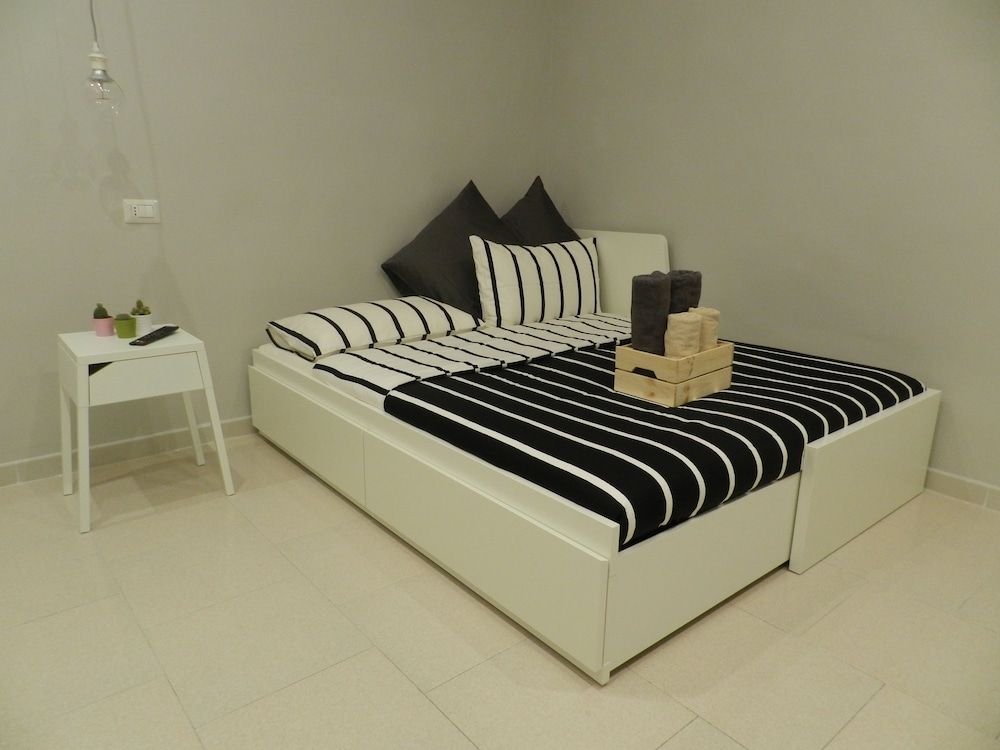 Mola Rooms
