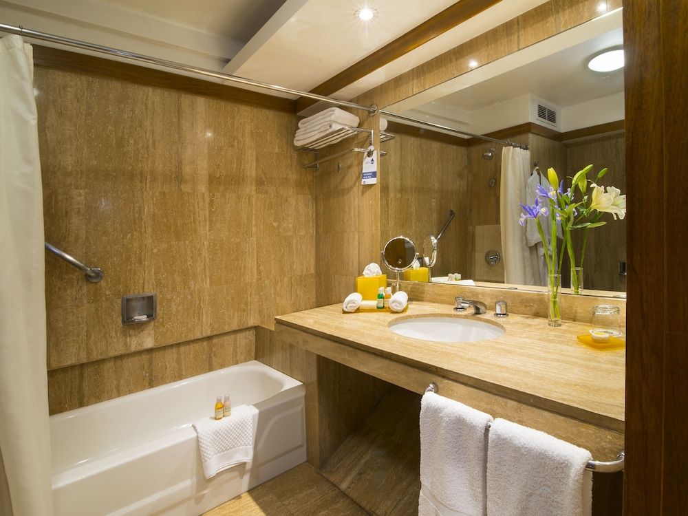 Sonesta Hotel El Olivar Lima Habitacin con cama grande 7