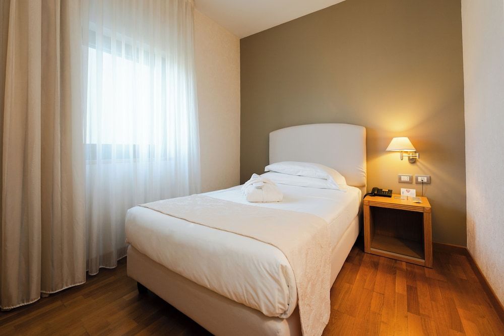 Hotel Touring Single Room