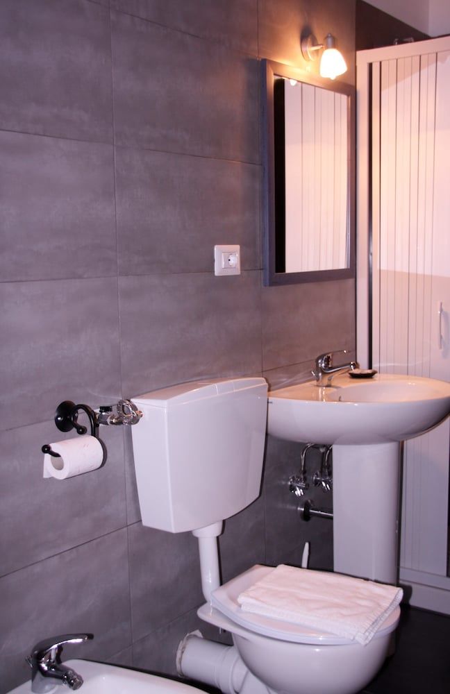 Central House Standard Triple Room 5