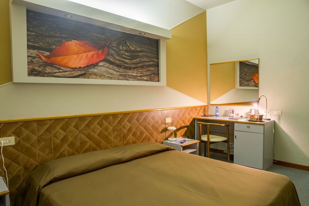 Hotel Italia Double Room, 1 Queen Bed 3