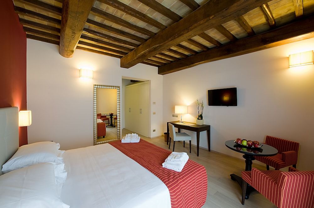 Relais dell'Olmo Deluxe Triple Room 4