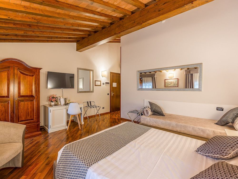 Hotel Villa Cariola Triple Room 2