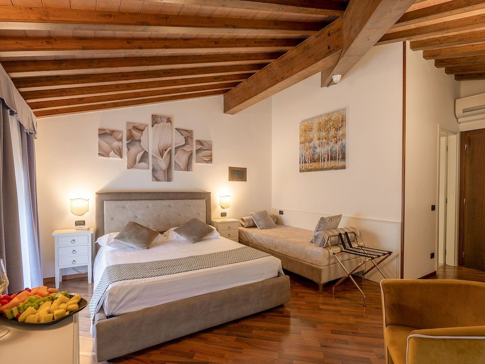 Hotel Villa Cariola Triple Room