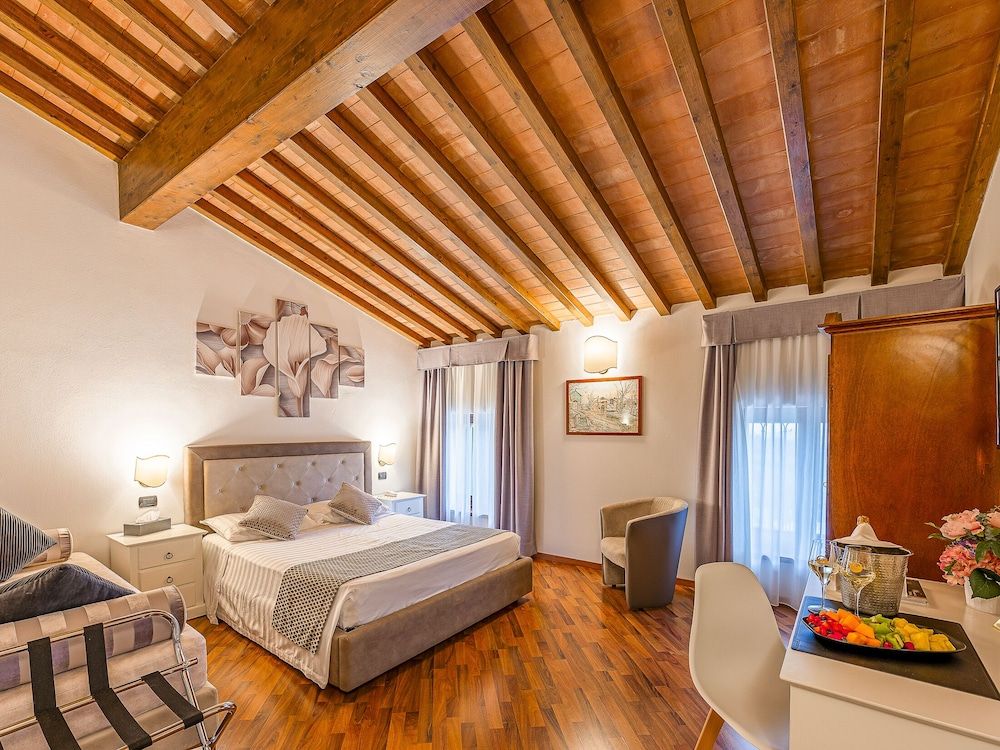 Hotel Villa Cariola Triple Room 4