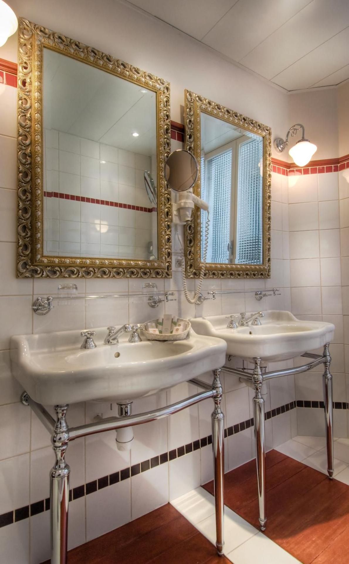1 Queen Bed, Non-Smoking, Family Room, Large Room, Sofabed, Twin Beds On Request